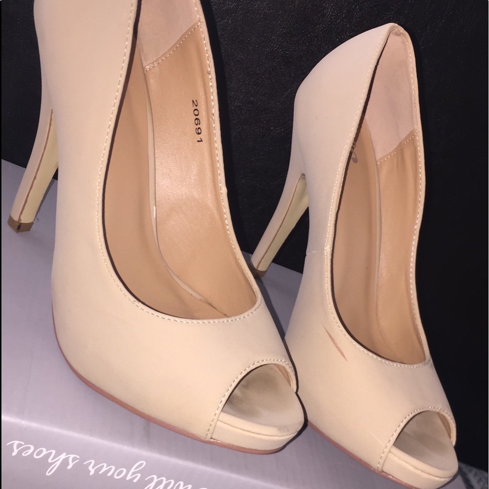 Nude Heels size 6